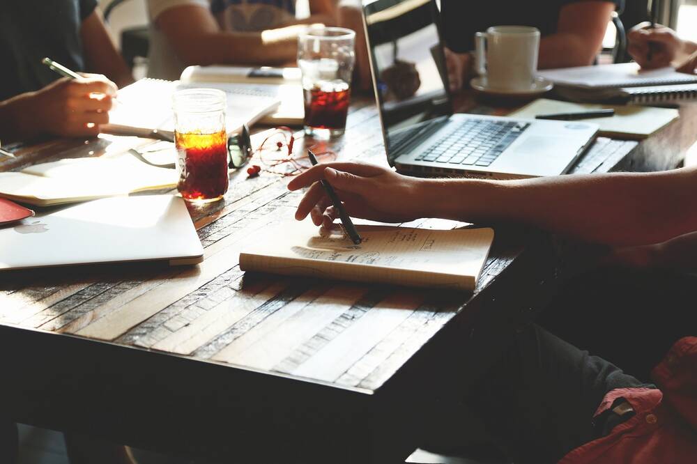 travail autour d'un café