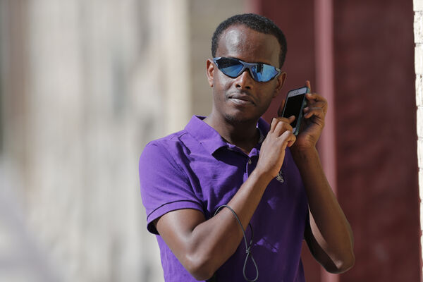 Homme noir utilisant un téléphone portable avec  VoiceOver 